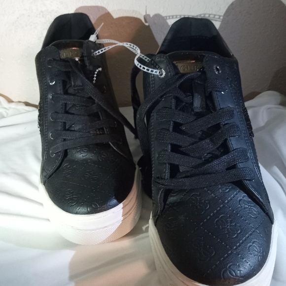 Guess - Picture 2 of 6